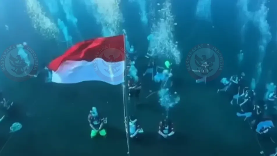 Gubernur Maluku Utara Kibarkan Bendera Merah Putih di Bawah Laut