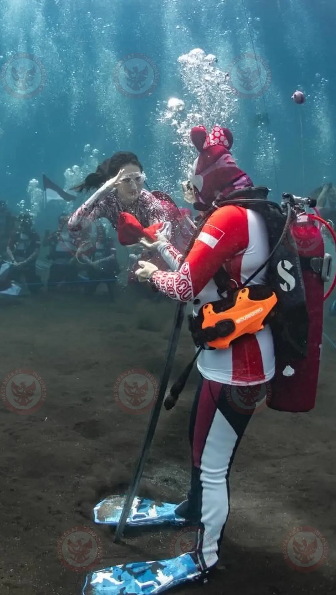 Momen pengibaran bendera merah putih di bawah laut
